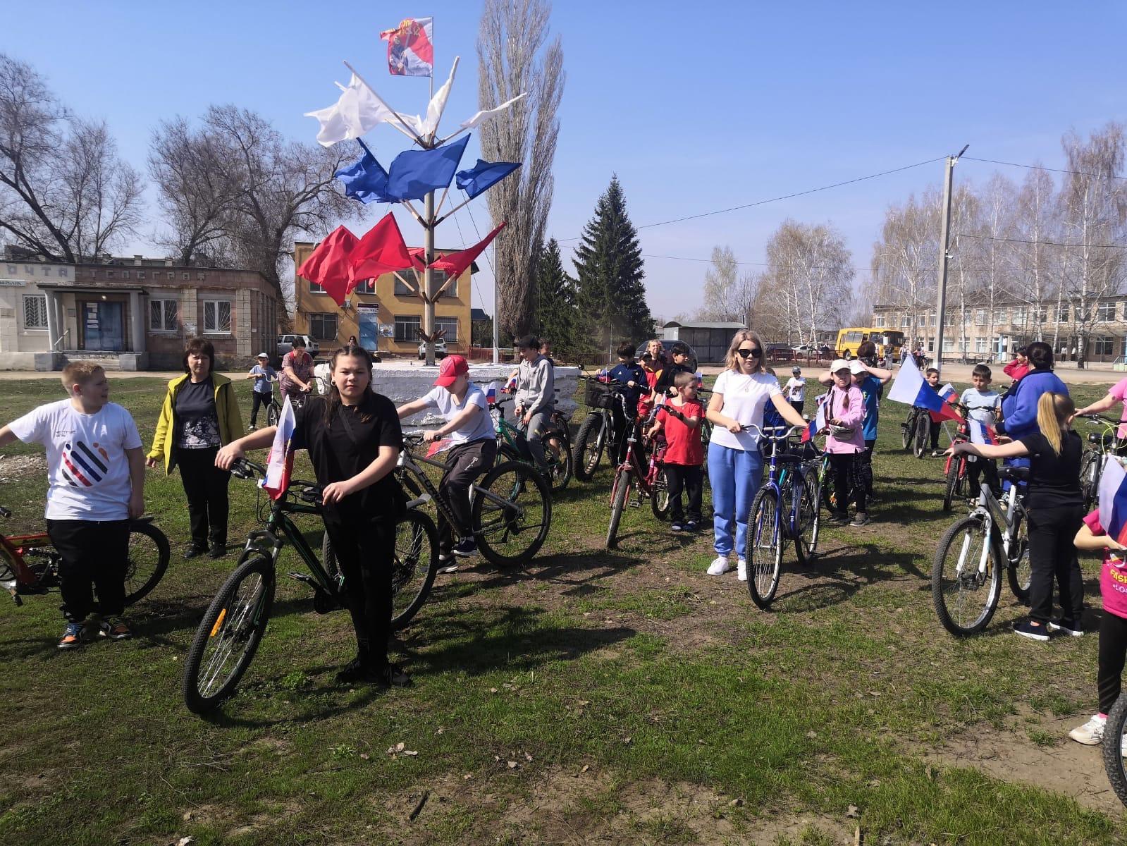 12 апреля 2024 г. в с. Звонаревка учащиеся школы и педагогические работники приняли активное участие в велопробеге.